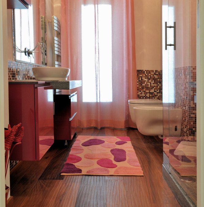 bagno mansardato mosaico rosa e fucsia