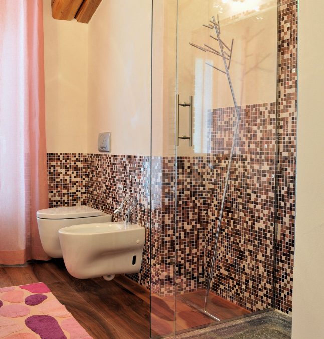 bagno mansardato mosaico fucsia