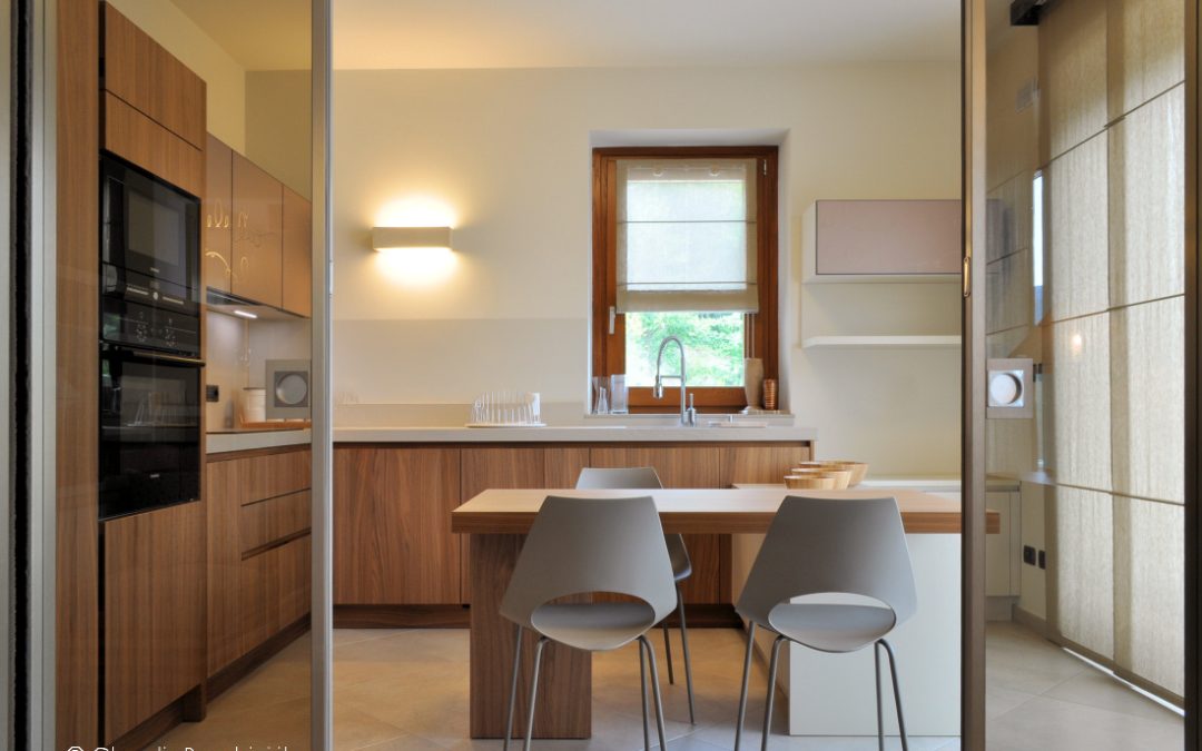 cucina noce canaletto, penisola altezza tavolo