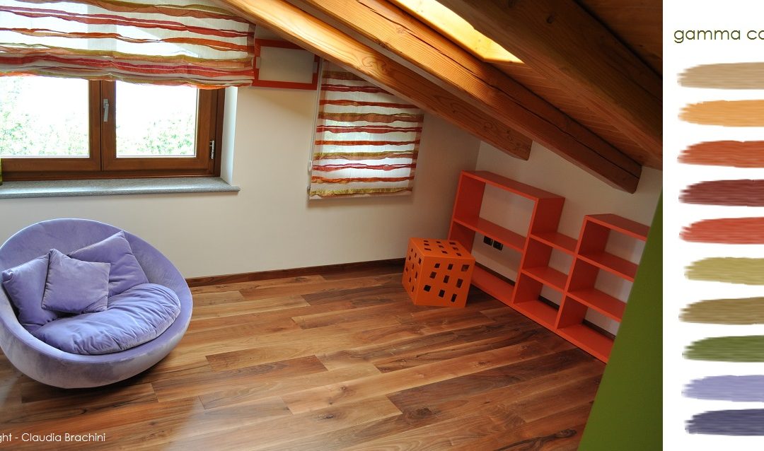 colori zona lettura con libreria arancio
