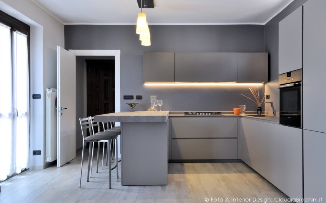 cucina tortora con grande penisola