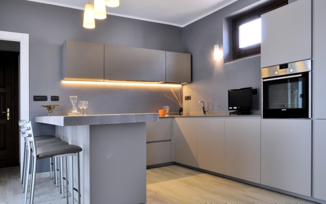 Cucina laccata tortora con grande penisola