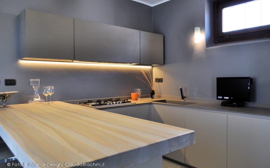 cucina tortora con grande penisola