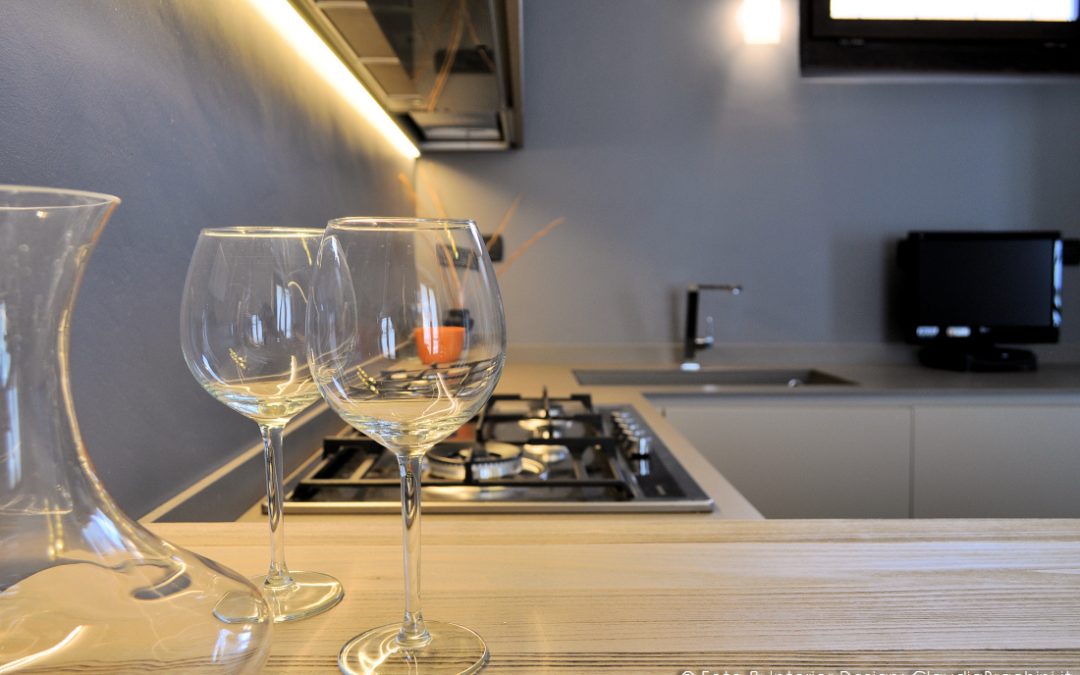 cucina tortora con grande penisola in legno