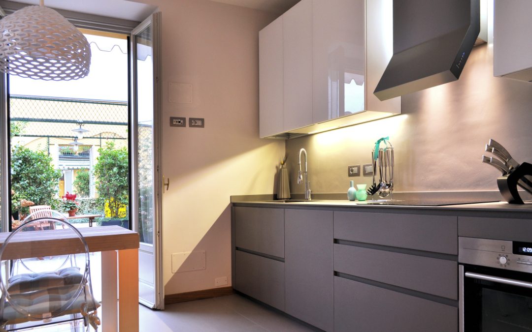 Cucina resina cemento e vetro lucido