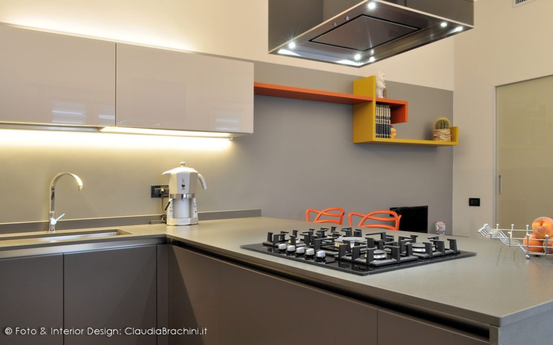 cucina grigio con particolari arancio