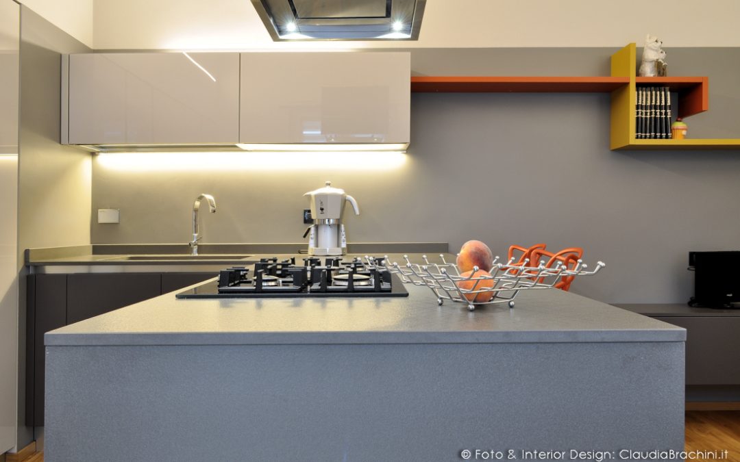cucina grigio in vetro con particolari arancio