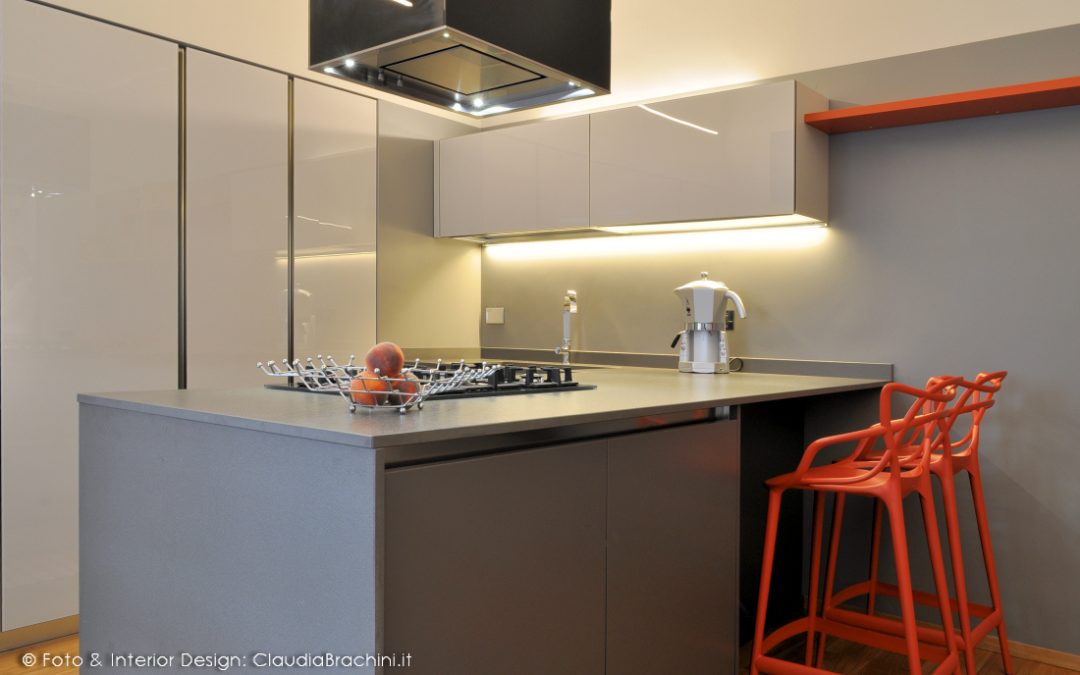 cucina grigia in vetro con penisola e colonne incassate