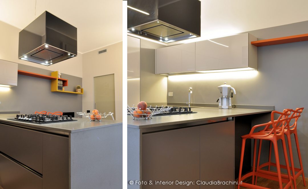 cucina grigio chiaro e scuro in vetro con particolari arancio