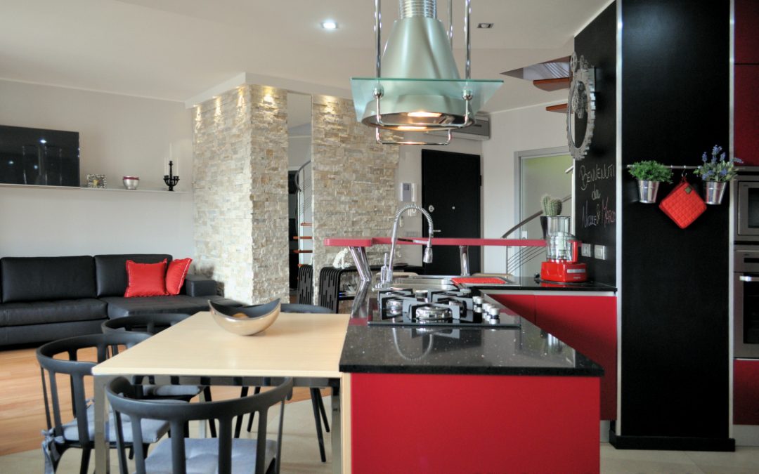 cucina living con penisola e parete lavagna