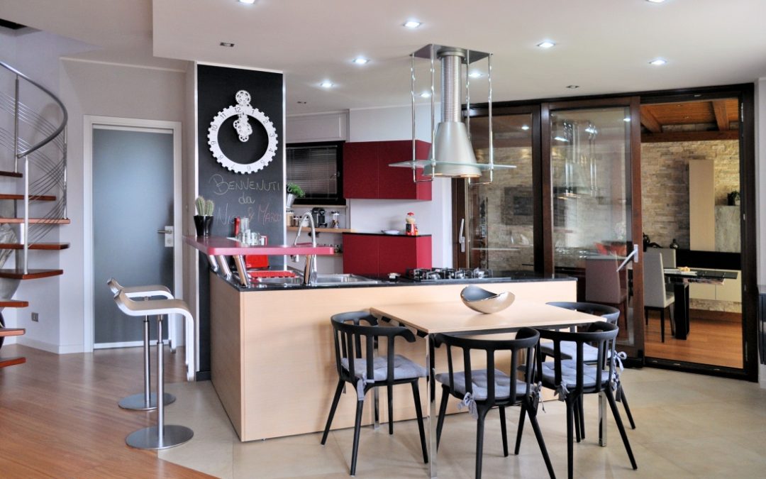 cucina living con penisola e parete lavagna