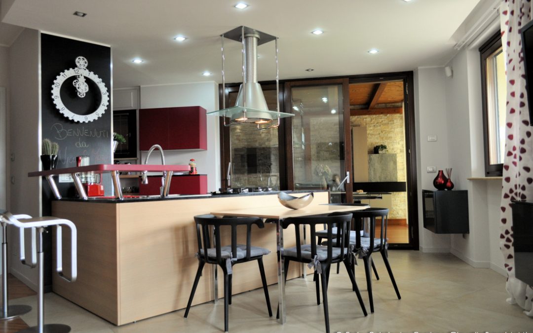 cucina living con penisola e parete lavagna
