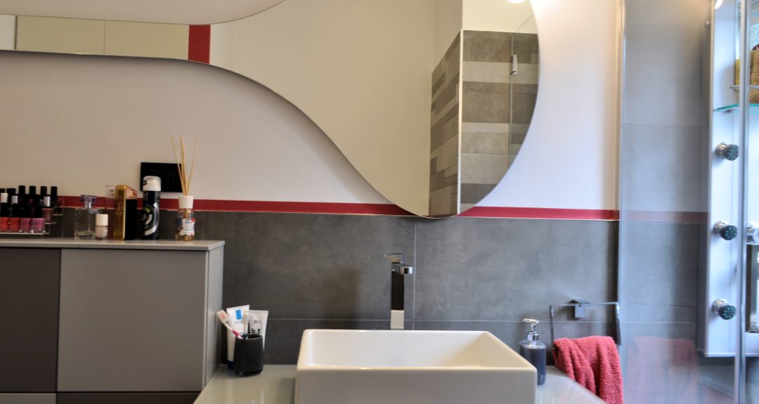 bagno grigio e fucsia con doccia vicino alla finestra, specchio a goccia