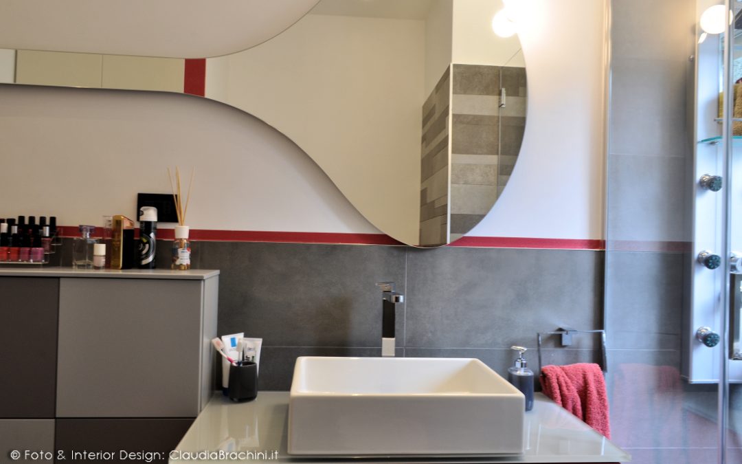bagno grigio e fucsia con doccia vicino alla finestra, specchio a goccia