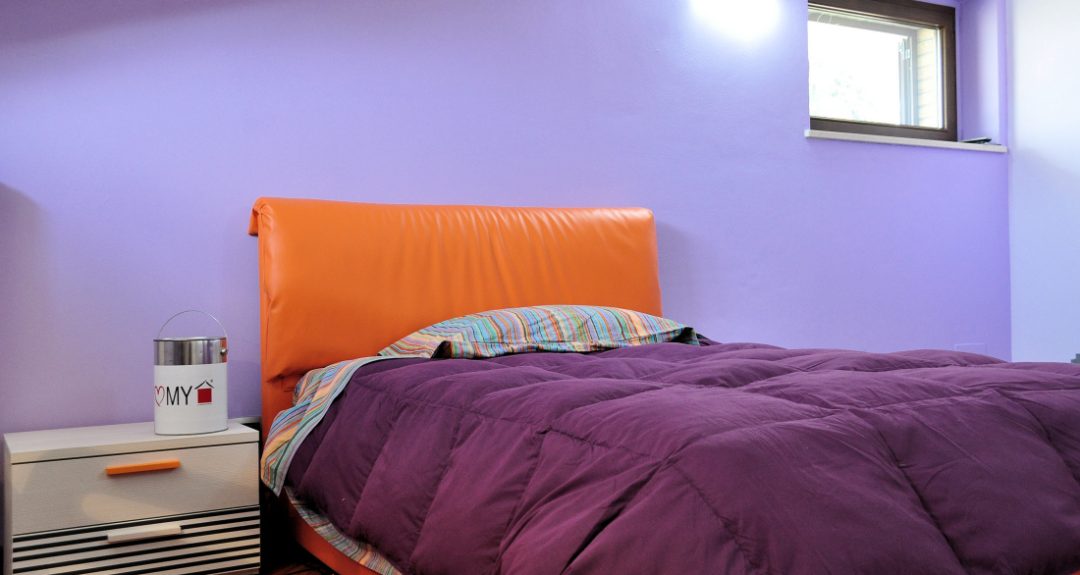 cameretta in mansarda con letto in ecopelle arancio