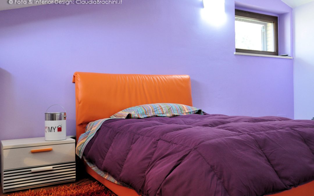 cameretta in mansarda con letto in ecopelle arancio