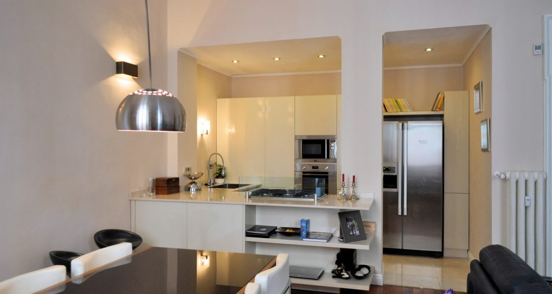 cucina tortora lucida con libreria