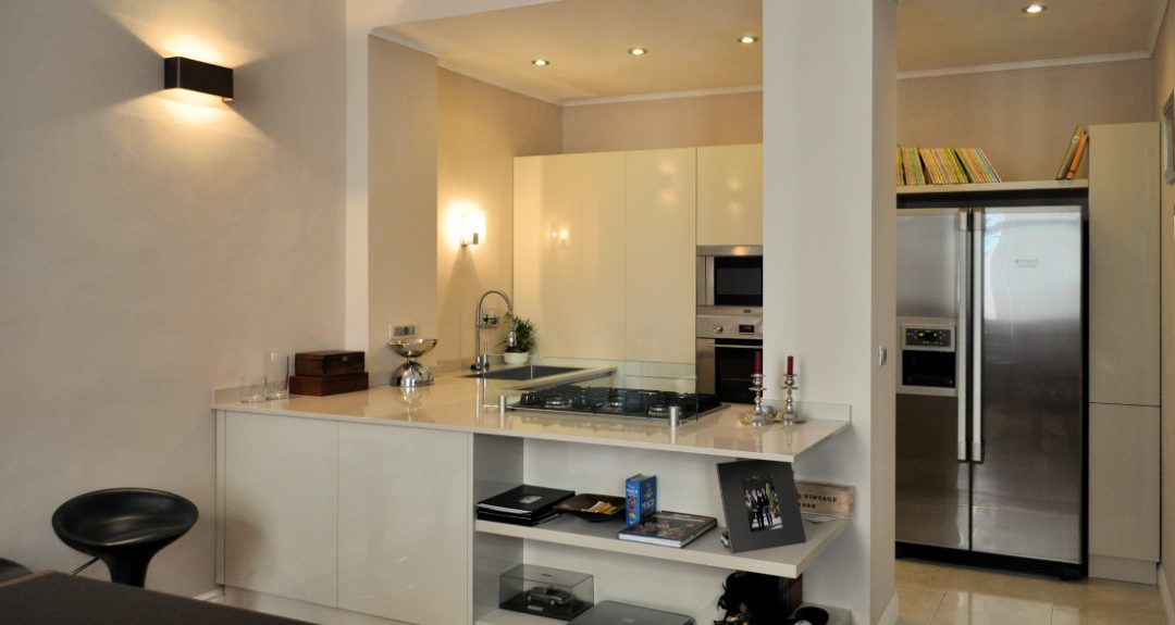 cucina tortora lucida con libreria in appartamento Liberty