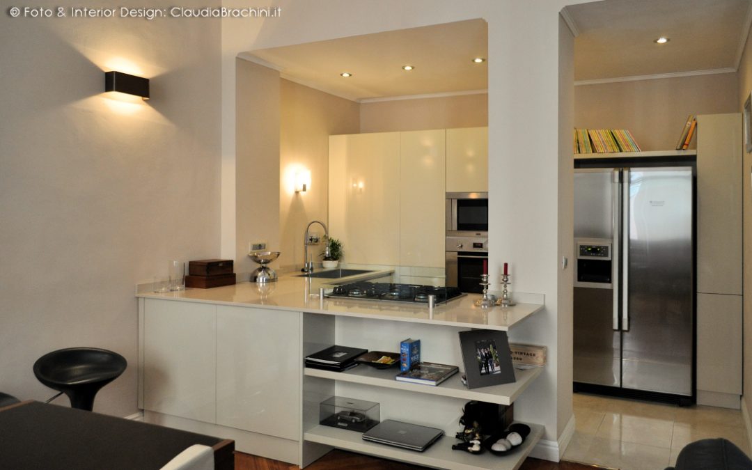 cucina tortora lucida con libreria in appartamento Liberty