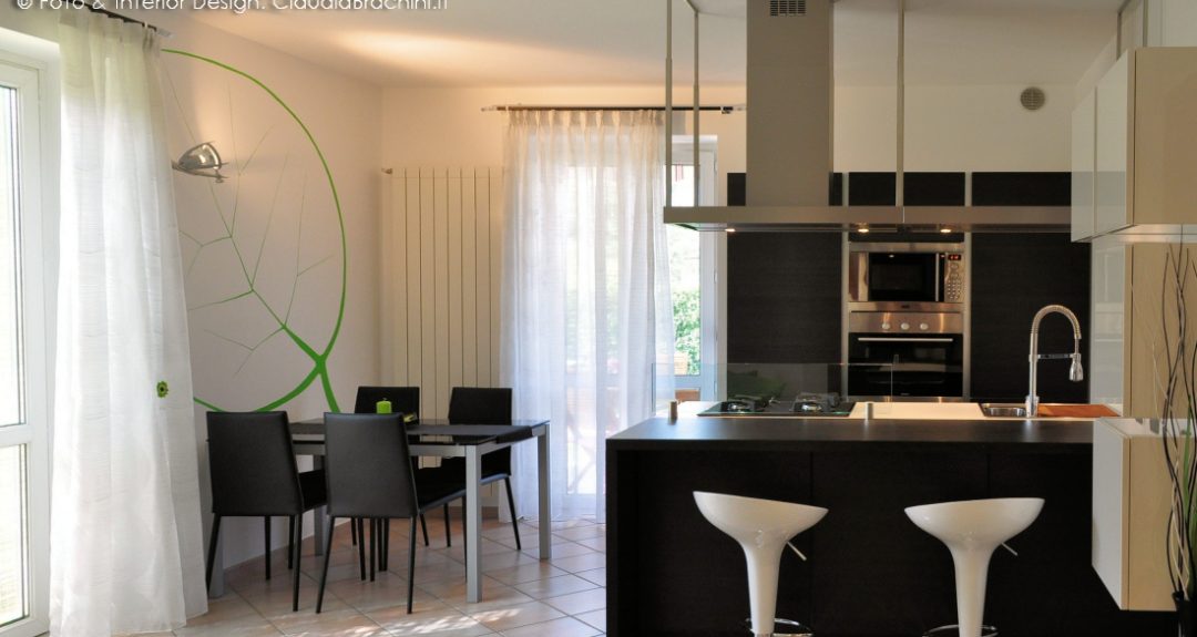 cucina bianca e rovere grigio con grande penisola