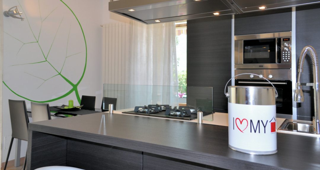 cucina bianca e rovere grigio con grande penisola