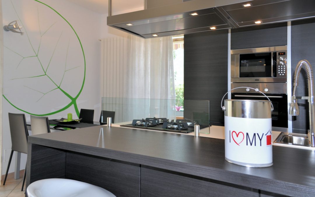 cucina bianca e rovere grigio con grande penisola