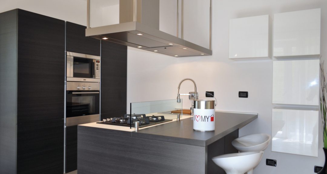 cucina bianca e rovere grigio con grande penisola