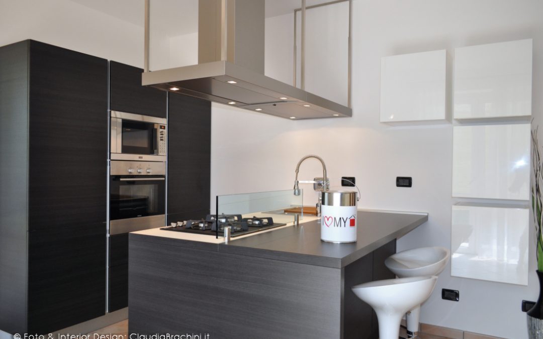 cucina bianca e rovere grigio con grande penisola