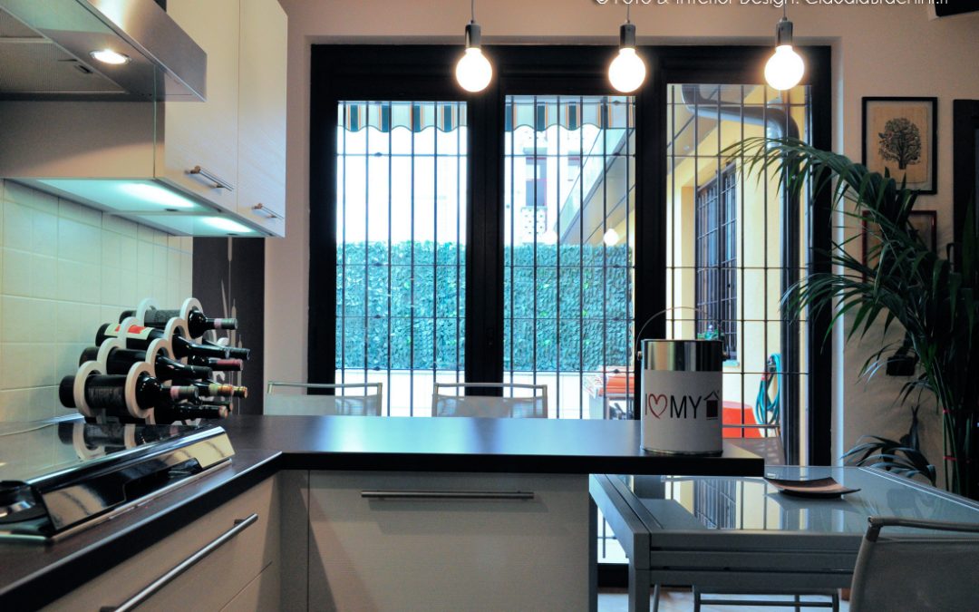 cucina bianca con penisola