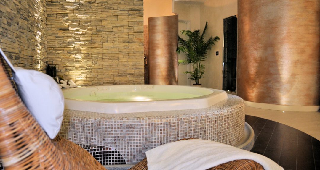 zona relax con spa, doccia e bagno turco
