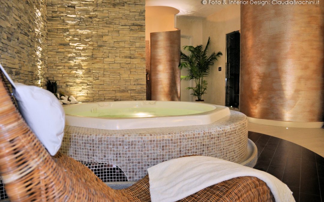 zona relax con spa, doccia e bagno turco
