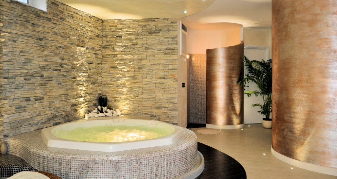 zona relax con spa, doccia e bagno turco