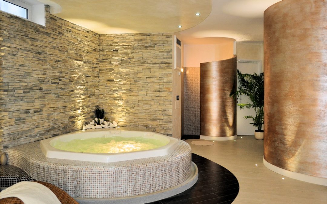 zona relax con spa, doccia e bagno turco