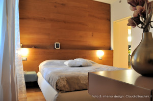 parete retroletto con boiseire in legno