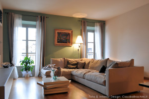 Soggiorno con divano Flexform parete verde