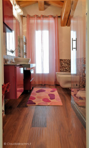 bagno mansardato mosaico rosa e fucsia