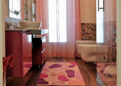 bagno mansardato mosaico rosa e fucsia