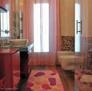 bagno mansardato mosaico rosa e fucsia