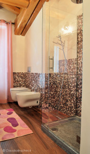 bagno mansardato mosaico rosa e fucsia