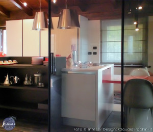 cucina bianca di design con isola e libreria