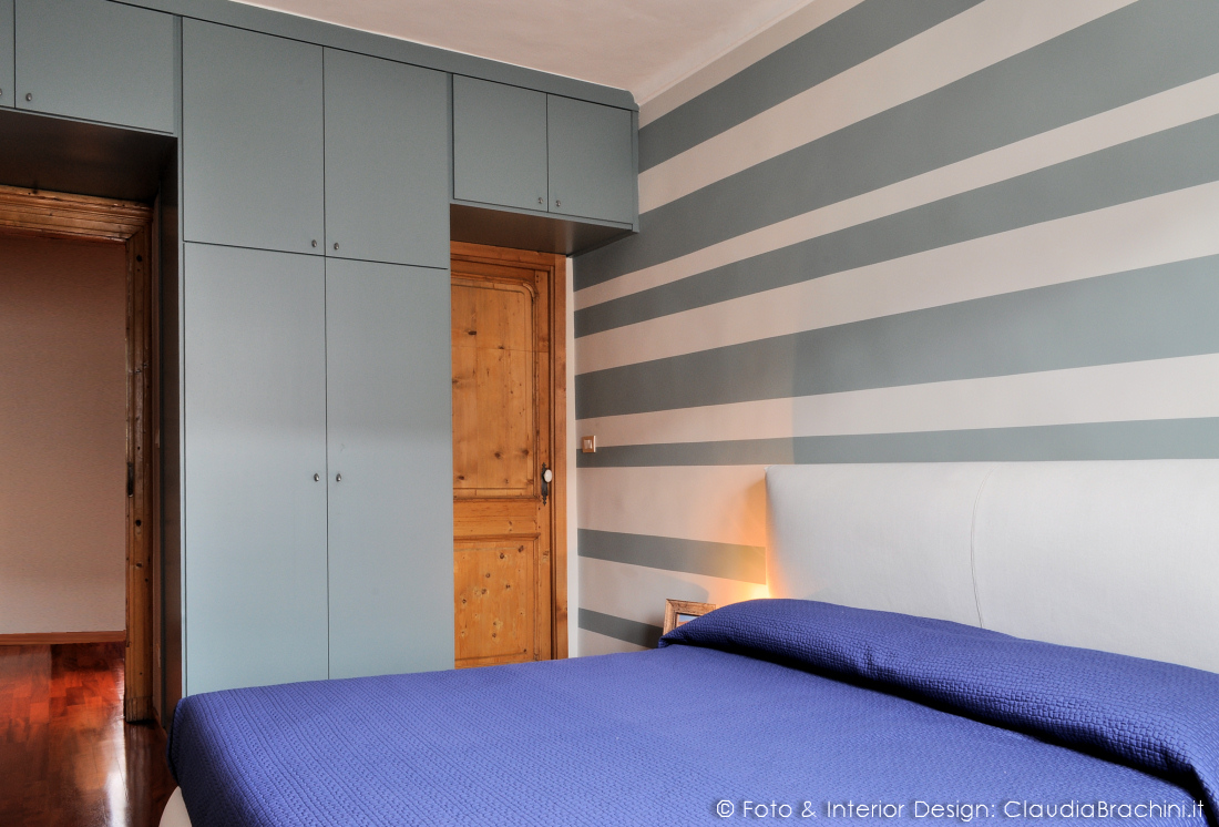 camera con parete a strisce blu