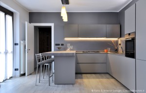 cucina tortora con grande penisola in legno e resina di cemento