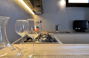 cucina tortora con grande penisola in legno