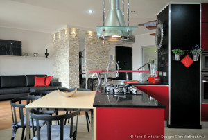 cucina living con penisola e parete lavagna