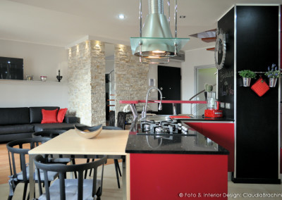 cucina living con penisola e parete lavagna