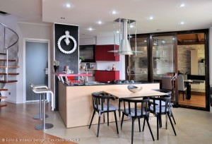 cucina living con penisola e parete lavagna