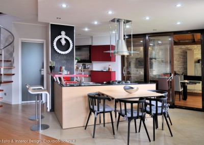 cucina living con penisola e parete lavagna