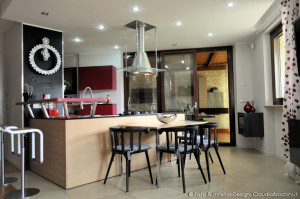 cucina living con penisola e parete lavagna