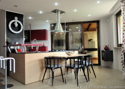 cucina living con penisola e parete lavagna