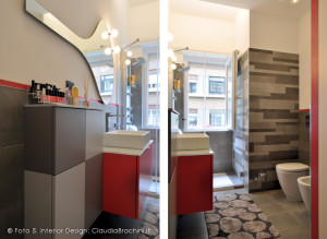 bagno grigio e fucsia con doccia vicino alla finestra